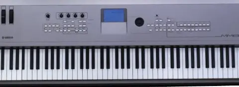 Yamaha MM8 88-Key synthesizer