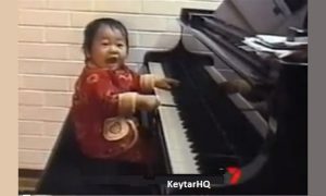 baby piano player