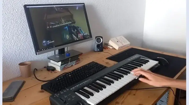 Overwatch paris piano with midi-keyboard