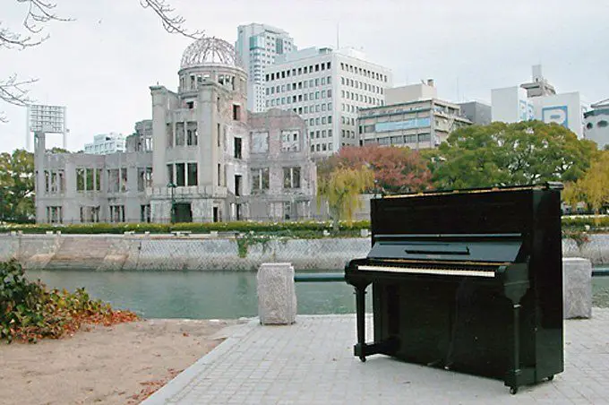Hibaku Piano in front of the Hiroshima Peace Memorial