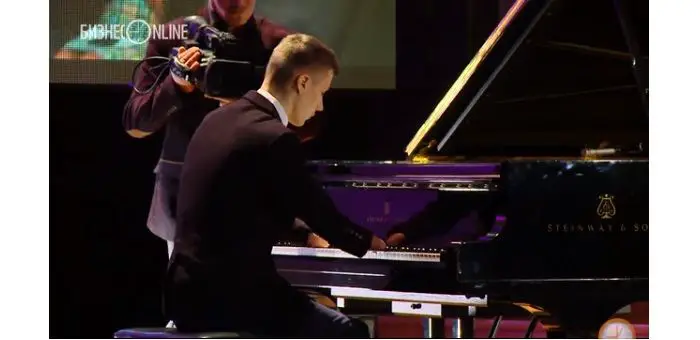 Russian teenager without hands plays piano